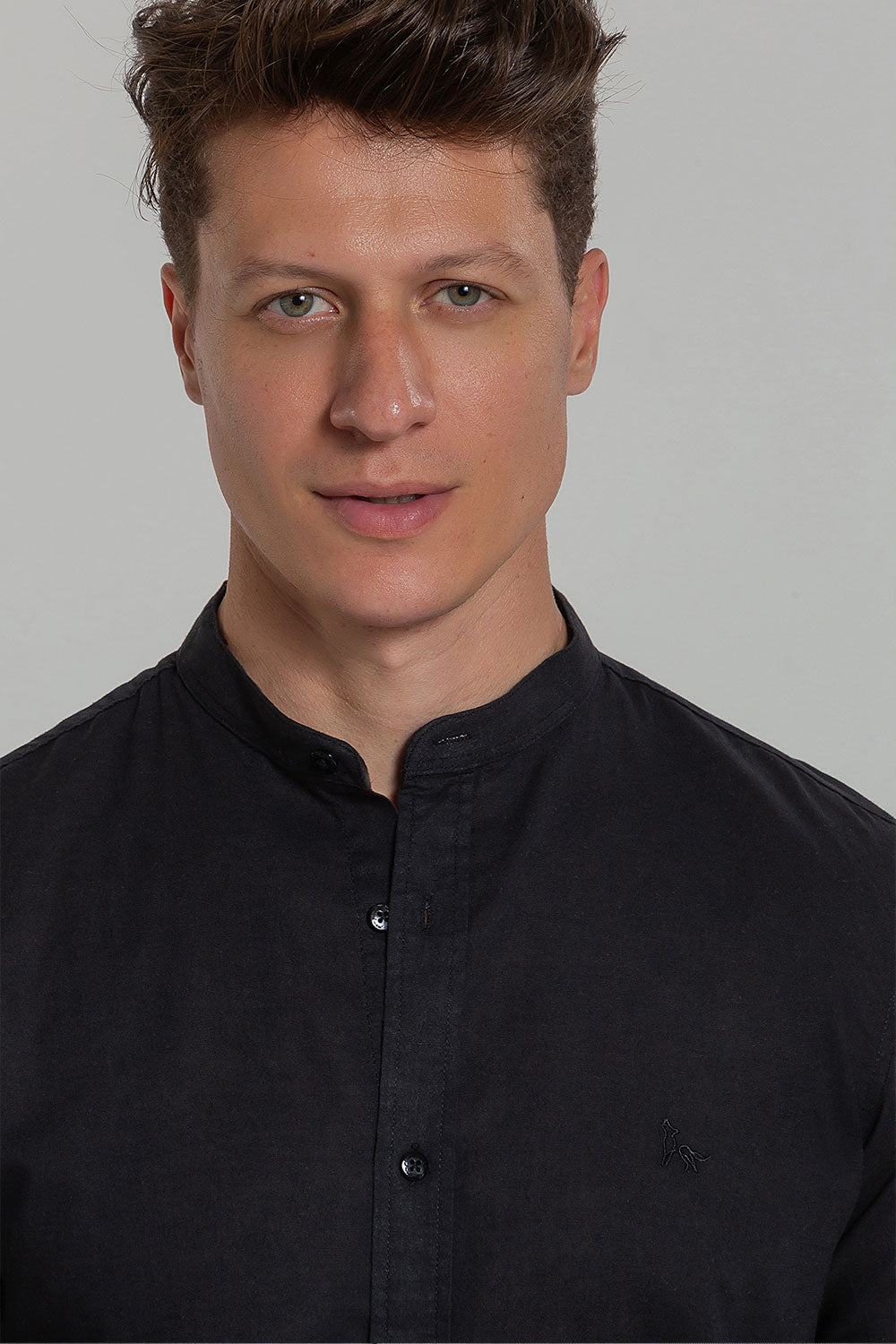 Camisa Social de Linho Masculina Gola Padre Manga Longa