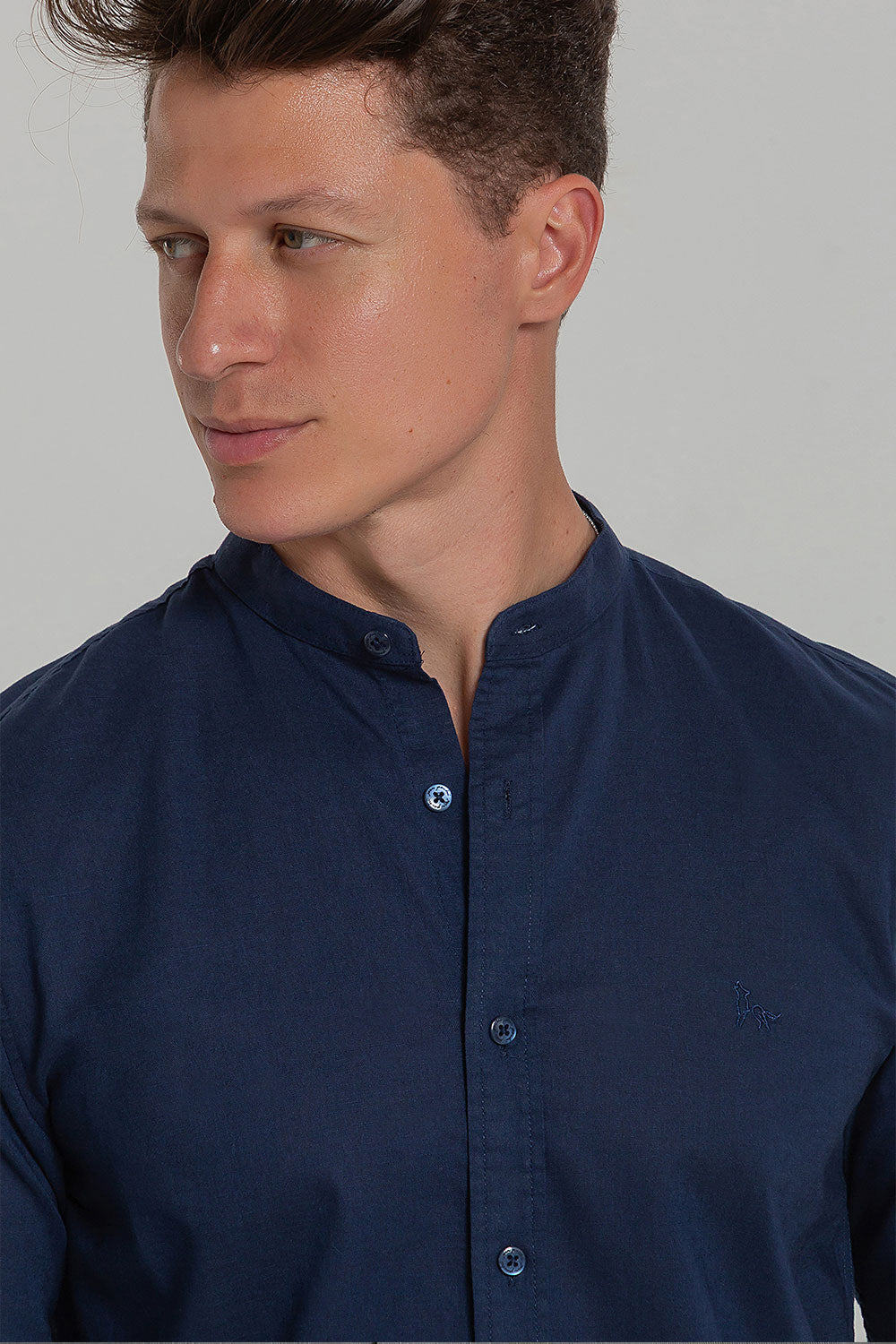 Camisa Social de Linho Masculina Gola Padre Manga Longa