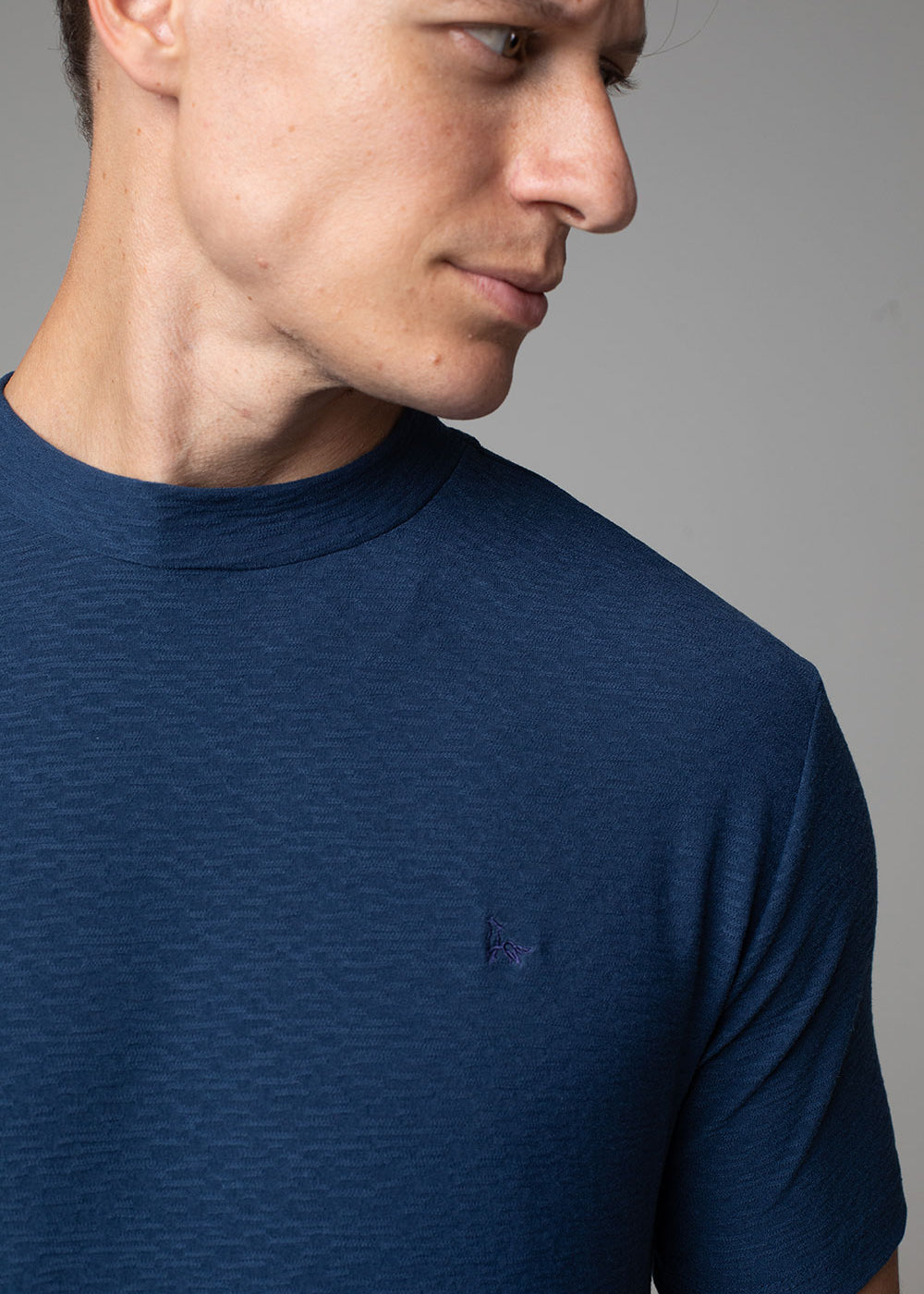 Camiseta Gola Média Masculina Aurora Slim