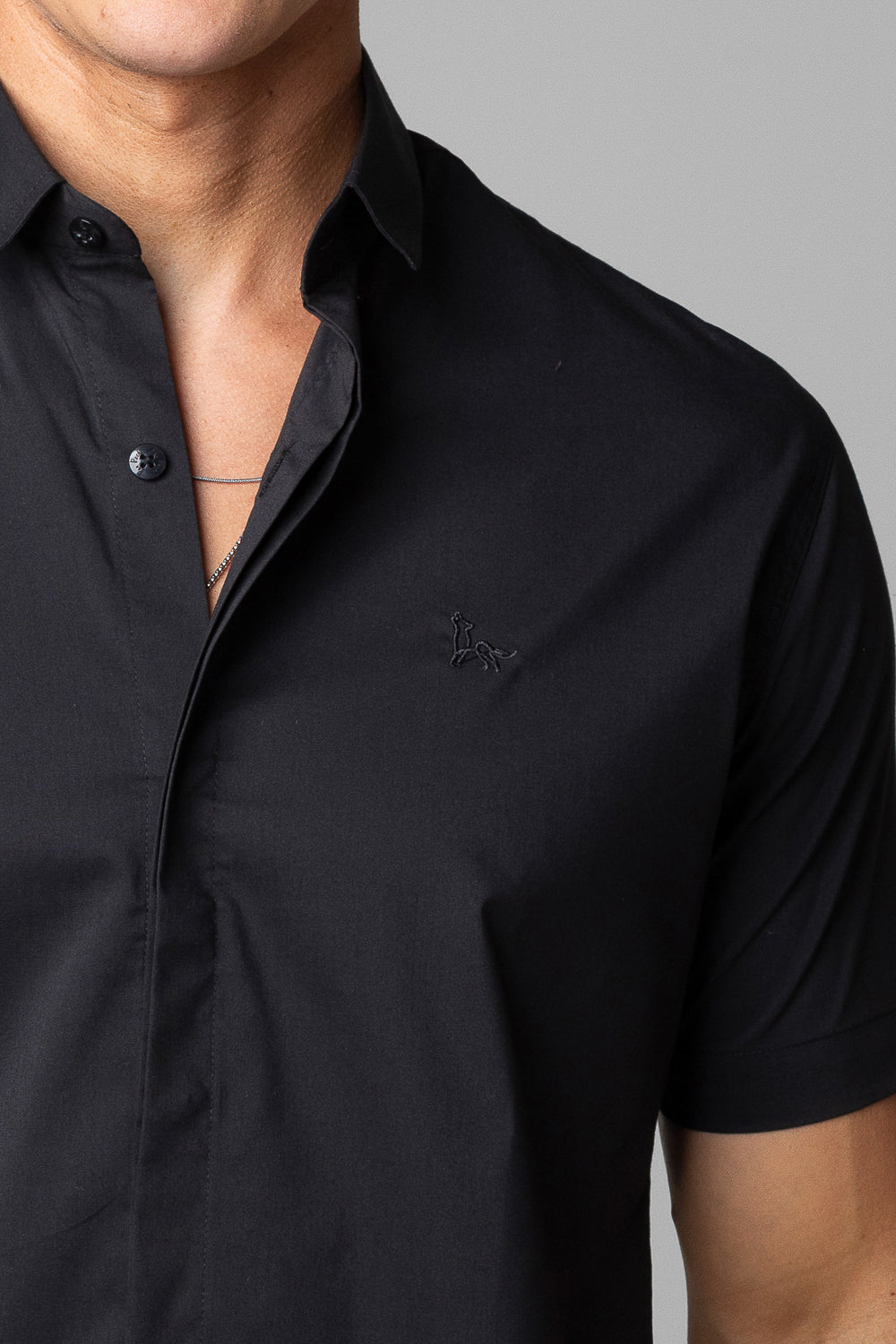 Camisa Social Masculina Tricoline Acetinada Slim Fit Vista Oculta MC
